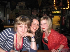 *dans un bar, encore à Berlin, avec deux australiennes super cools !* 