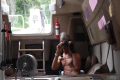 Elle va en virer aux hommes, la vieille butch, face de boxeur... 