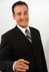 Le gars qui dansait topless avec une assiette de styromousse dans face