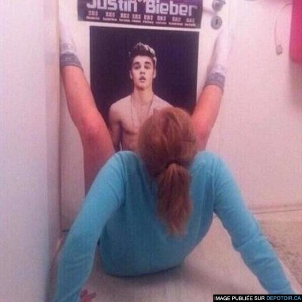 This girl tried to have sexual relations with a poster: