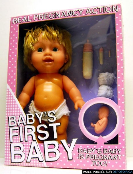 Votre enfant peut jouer avec une poupée de bébé qui joue avec un foetus enceinte