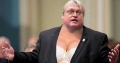 LE DÉCOLLETÉ EXHIBÉ DE GAÉTAN BARRETTE CRÉE UN MALAISE AU PARLEMENT
