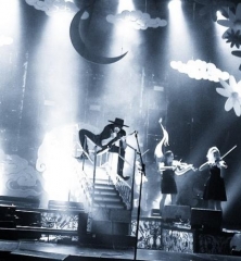 Jean Leloup test son pantalon de cuir