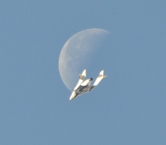 On croirait voir une scène d'un film de SF, mais il s'agit bien du Spaceshiptwo de Virgin Galactic.