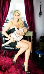 Mahée Paiement sort son gros sein pour l'allaitement de son bébé