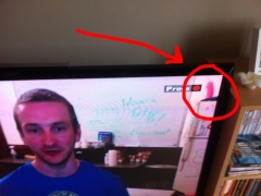 Un homme oublie de ranger son gros dildo rose