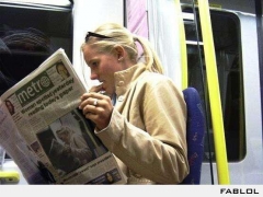 Elle s'est fait prendre à lire le journal d'aujourd'hui, hier!