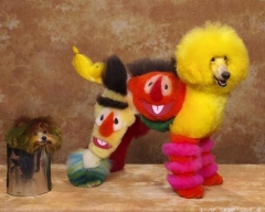 Des chiens attriqués de manière ridicule