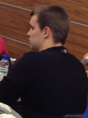 Après la fille qui laisse la pellicule d'origine sur sa tablette...