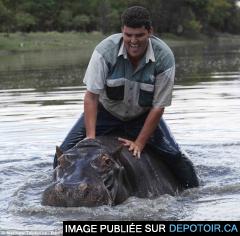 ''Hue! Hue!'' crie le gros lard sur son hippo
