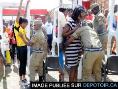 La police cherche des poux et des noises