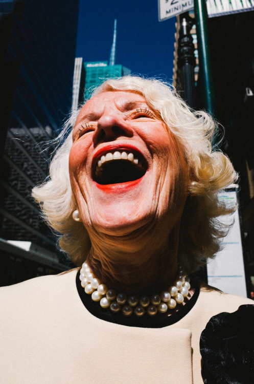 eric-kim-street-photography-street-portraits-1-laughing-lady-nyc-1000x1510.thumb.jpg.ce5e088b2d189711e3f6398956bfa7e2.jpg