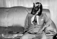 Jorge Luis Borges masqué, dans sa maison (1983).jpg