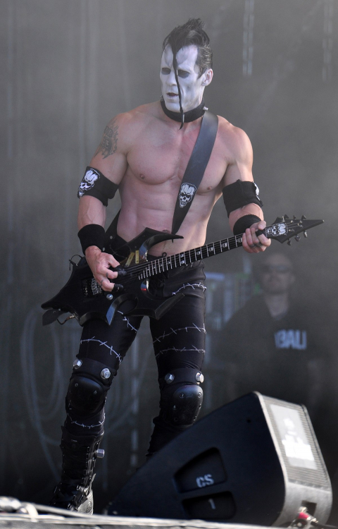 1200px-Paul_Doyle_Caiafa_playing_with_Danzig_at_Wacken_Open_Air_2013_04 (1).jpg