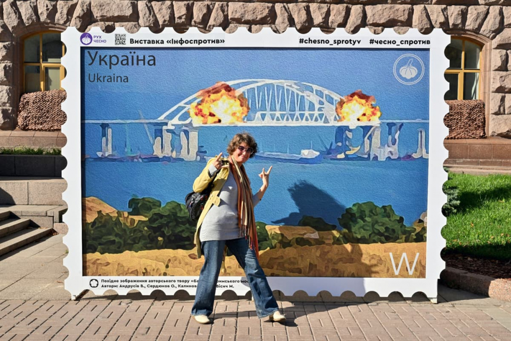 Une-femme-pose-devant-un-grand-timbre-representant-l-explosion-sur-le-pont-de-Crimee-installe-a-Kiev-le-8-octobre-2022-1496949.thumb.jpg.adbc29979dea1bb3187215d44b9b9bbc.jpg
