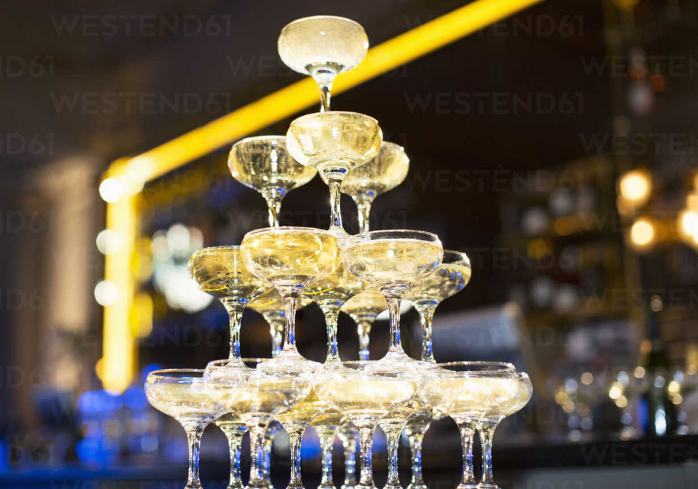 champagne-pyramid-CAIF08288-1641826006.thumb.jpg.ffcfa19cef699506ec70a9d1518b05bc.jpg